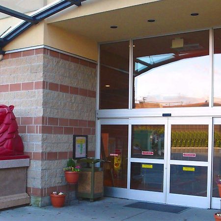 Red Lion Inn And Suites Виктория Екстериор снимка