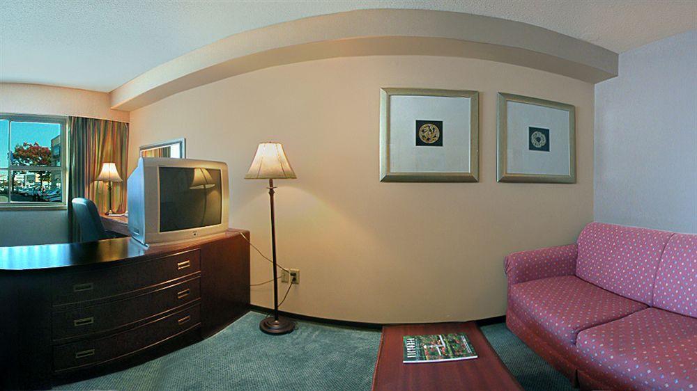 Red Lion Inn And Suites Виктория Екстериор снимка