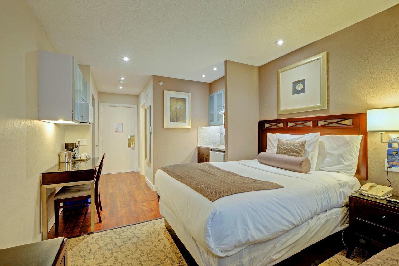 Red Lion Inn And Suites Виктория Екстериор снимка