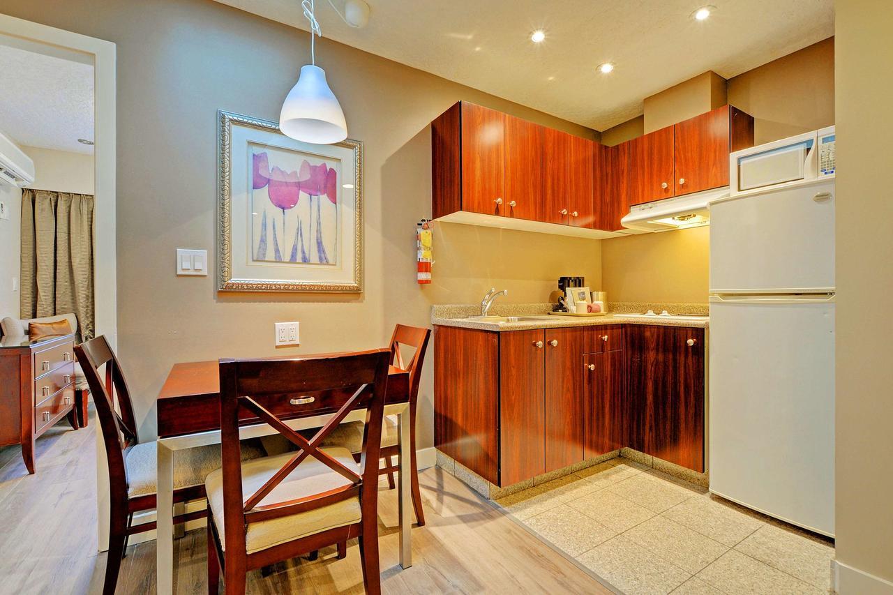 Red Lion Inn And Suites Виктория Екстериор снимка