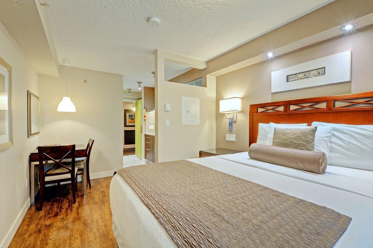 Red Lion Inn And Suites Виктория Екстериор снимка