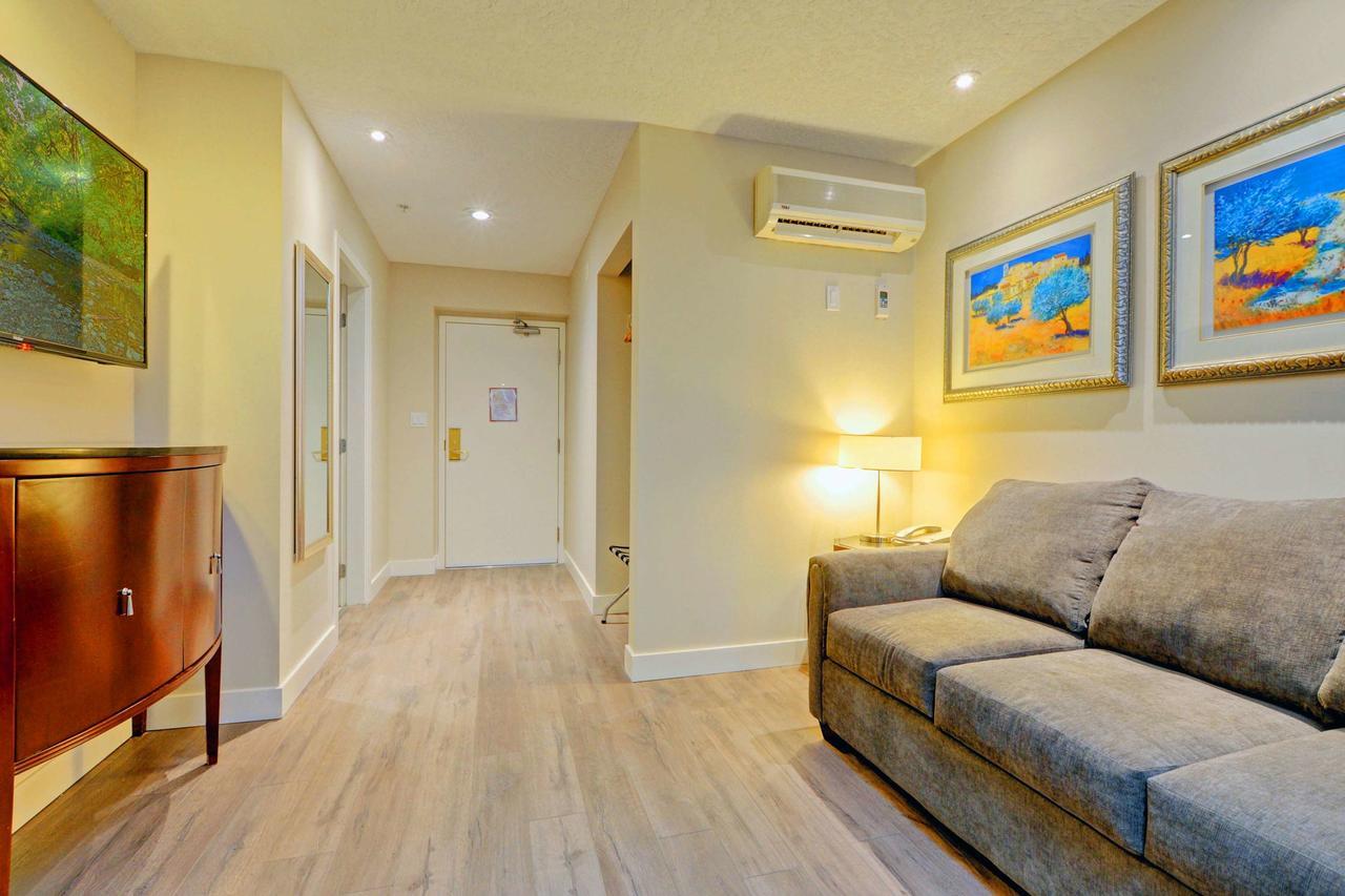 Red Lion Inn And Suites Виктория Екстериор снимка