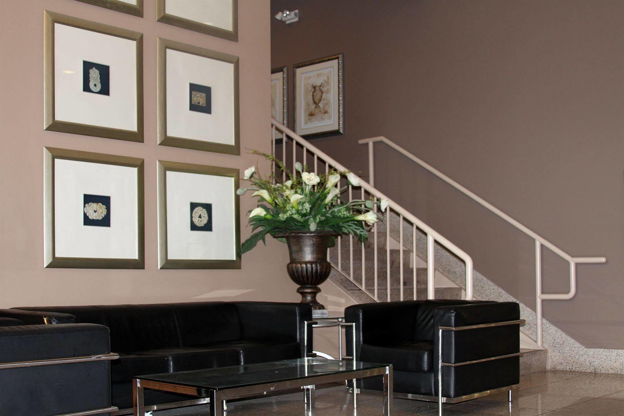 Red Lion Inn And Suites Виктория Екстериор снимка