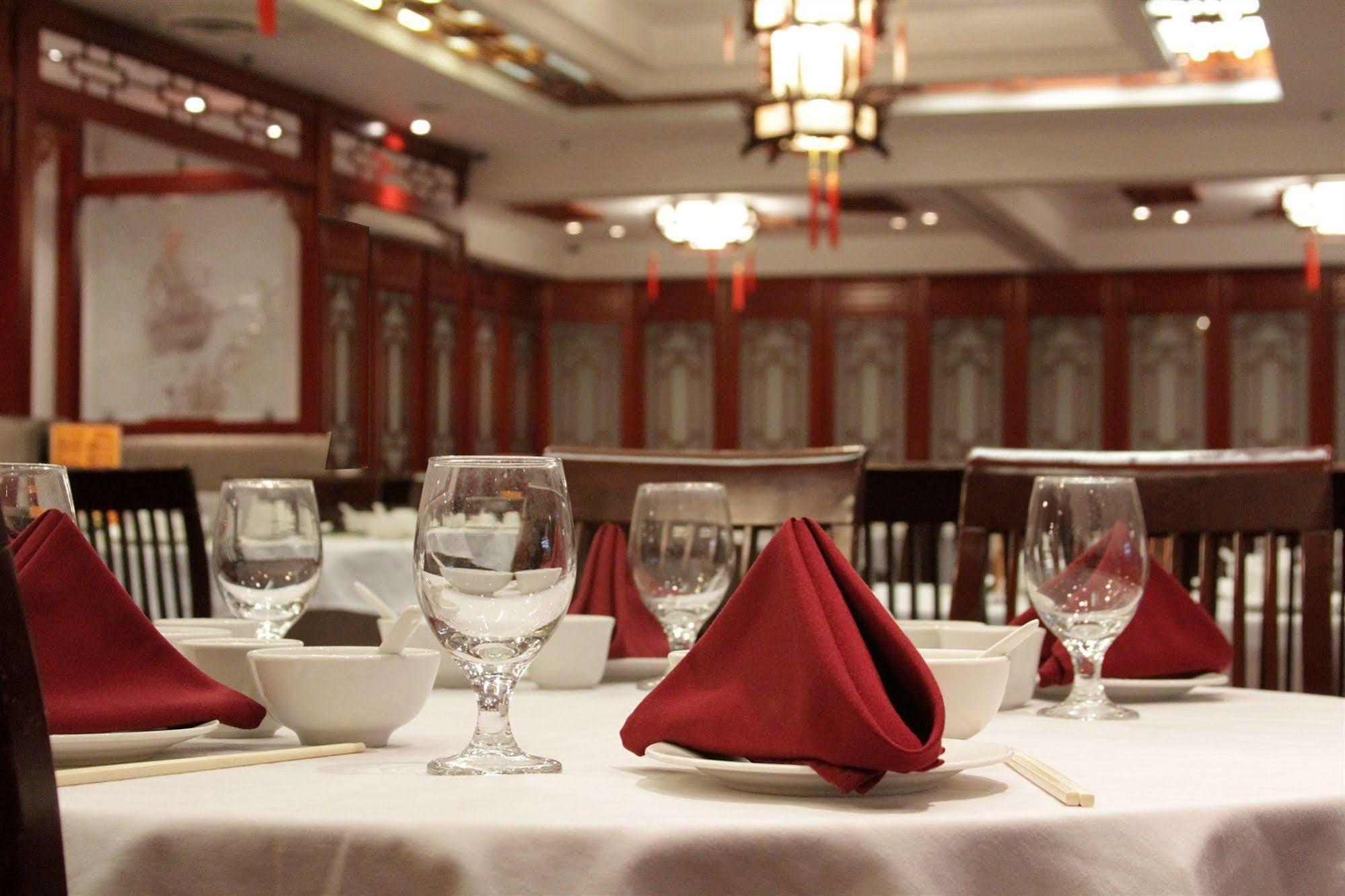 Red Lion Inn And Suites Виктория Екстериор снимка