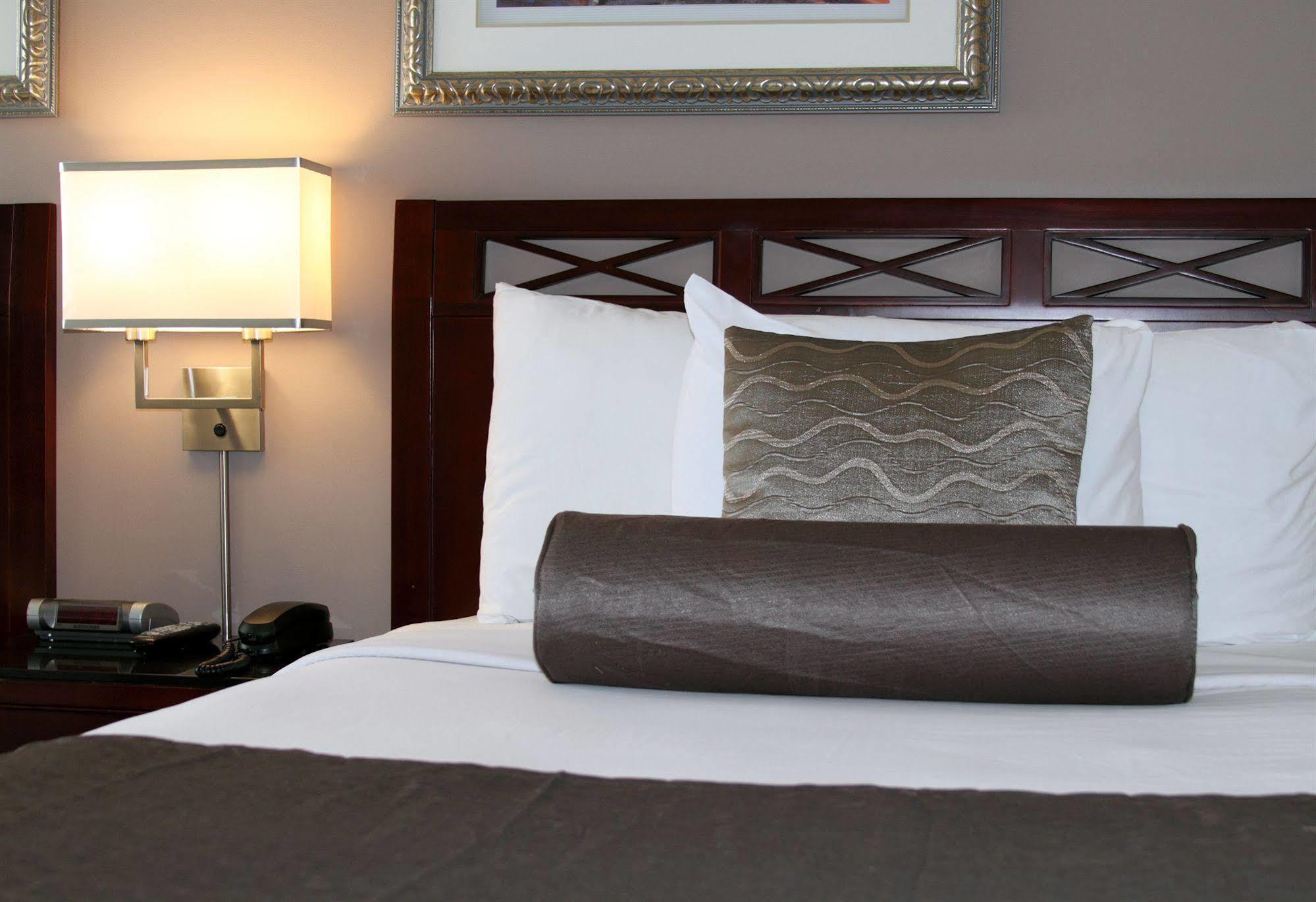Red Lion Inn And Suites Виктория Екстериор снимка