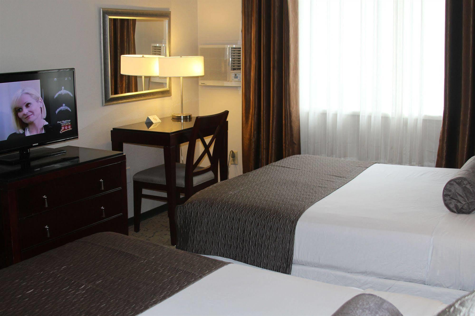 Red Lion Inn And Suites Виктория Екстериор снимка