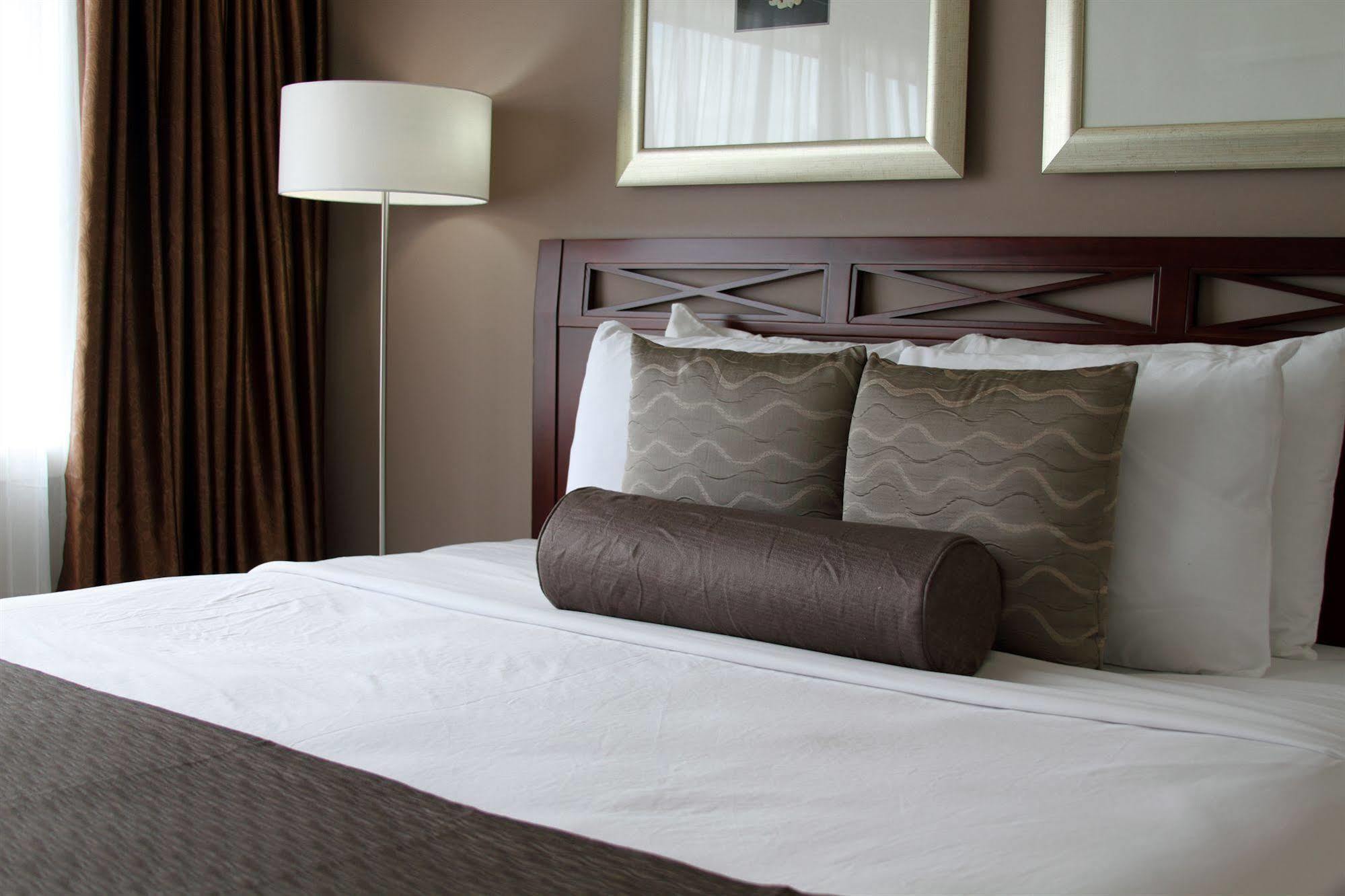 Red Lion Inn And Suites Виктория Екстериор снимка