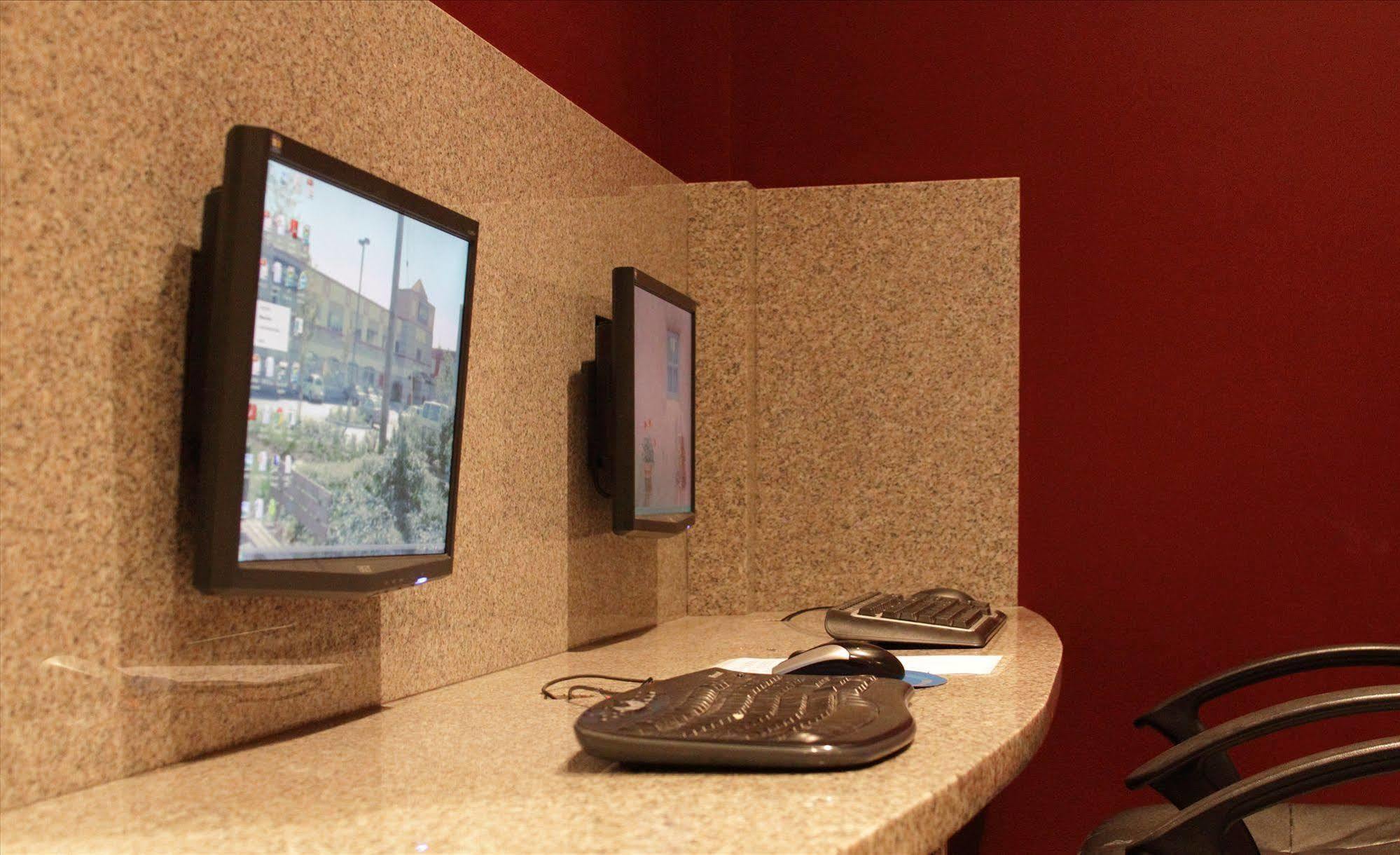 Red Lion Inn And Suites Виктория Екстериор снимка
