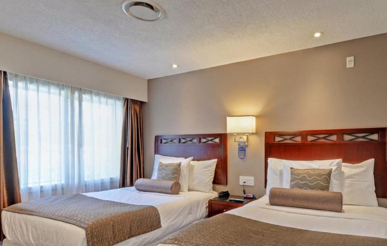 Red Lion Inn And Suites Виктория Екстериор снимка