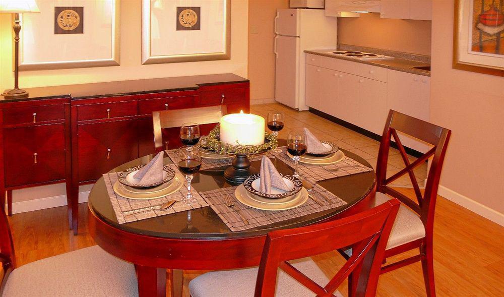Red Lion Inn And Suites Виктория Ресторант снимка
